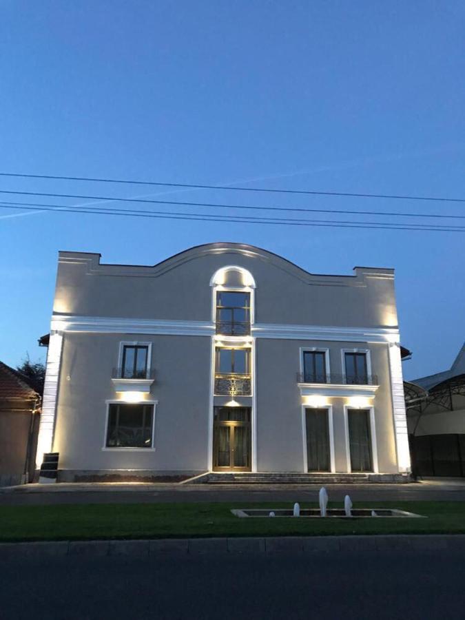 Regal Ballroom Caransebeş Екстериор снимка