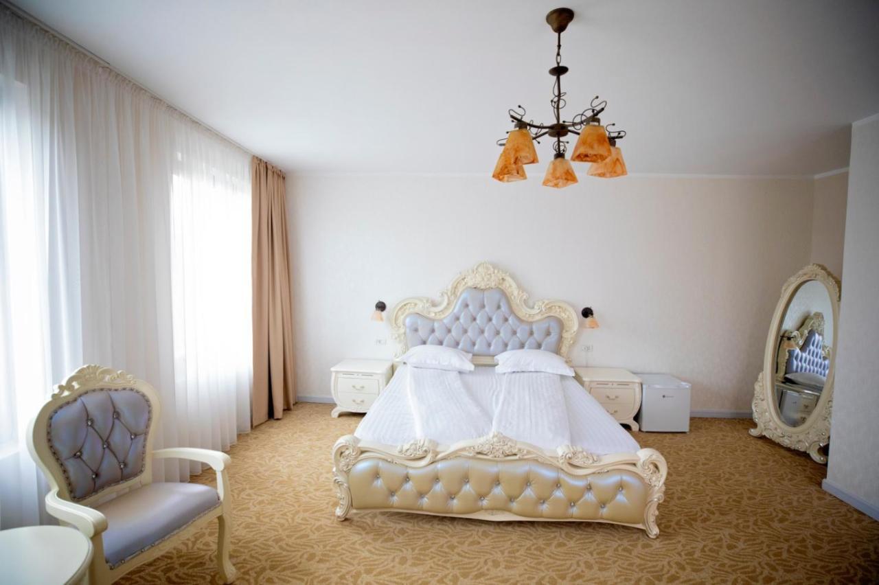 Regal Ballroom Caransebeş Екстериор снимка