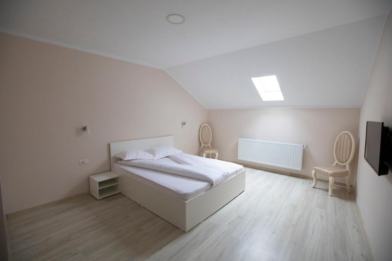 Regal Ballroom Caransebeş Екстериор снимка